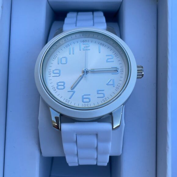 NWT White watch with silicone band - Picture 2 of 13
